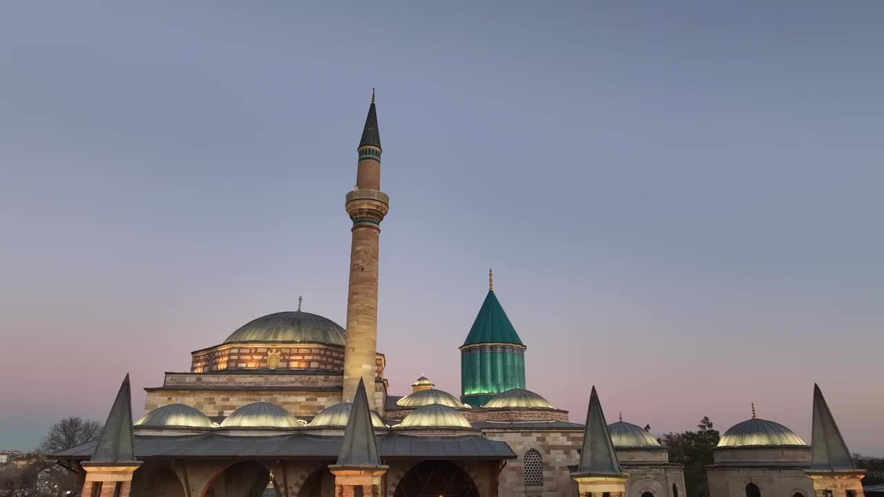 Mevlana墓和清真寺(Mevlana t<e:1> rbesi ve Cami)夜间灯光无人机照片，Mevlana Konya，土耳其(土耳其)视频下载