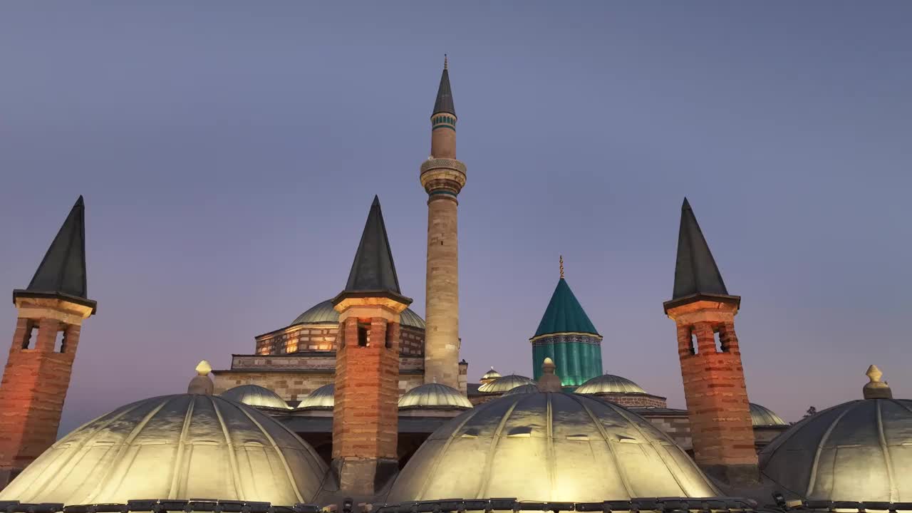 Mevlana墓和清真寺(Mevlana t<e:1> rbesi ve Cami)夜间灯光无人机照片，Mevlana Konya，土耳其(土耳其)视频下载