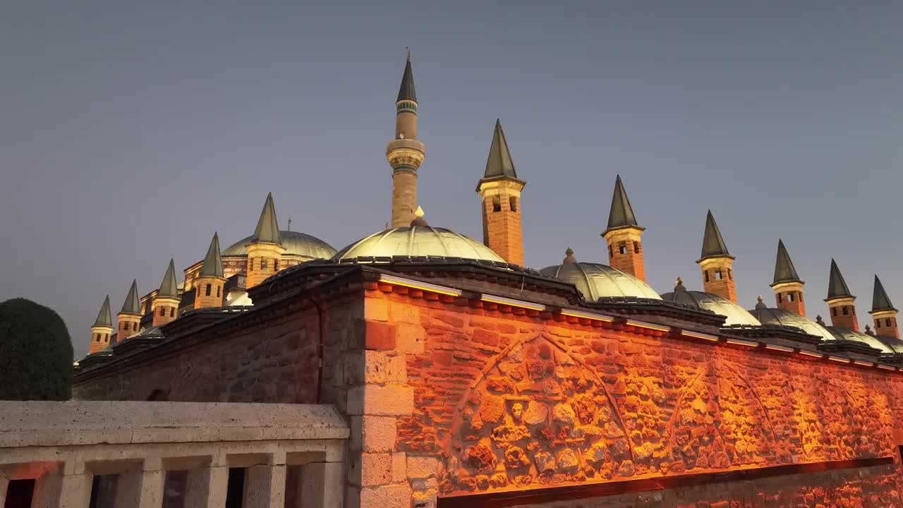 Mevlana墓和清真寺(Mevlana t<e:1> rbesi ve Cami)夜间灯光无人机照片，Mevlana Konya，土耳其(土耳其)视频素材