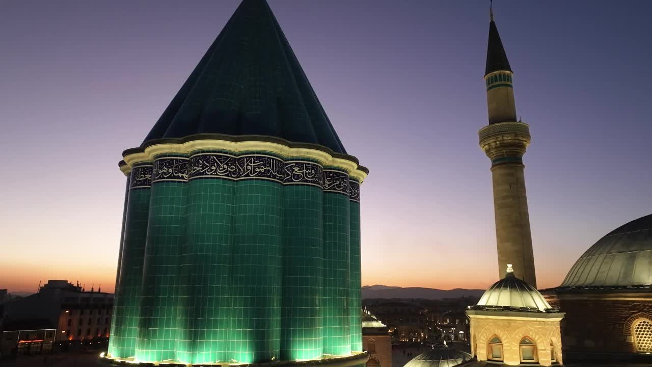 Mevlana墓和清真寺(Mevlana t<e:1> rbesi ve Cami)夜间灯光无人机照片，Mevlana Konya，土耳其(土耳其)视频素材