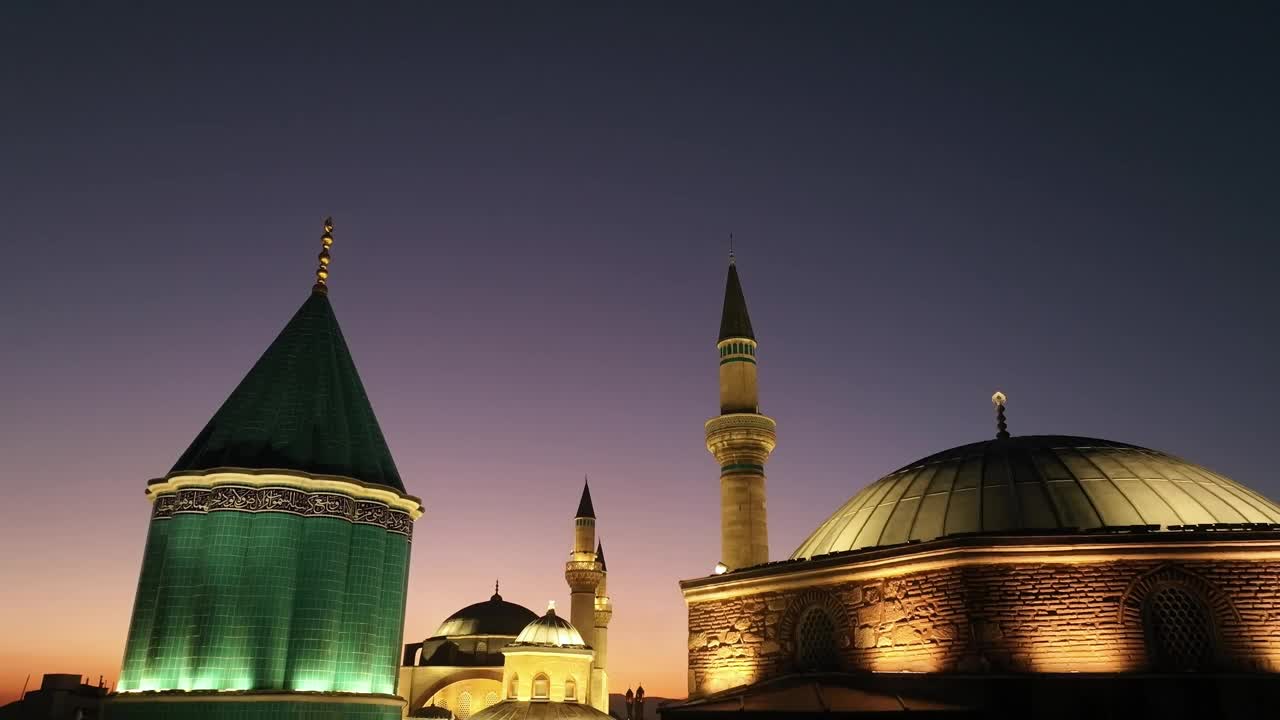 Mevlana墓和清真寺(Mevlana t<e:1> rbesi ve Cami)夜间灯光无人机照片，Mevlana Konya，土耳其(土耳其)视频素材