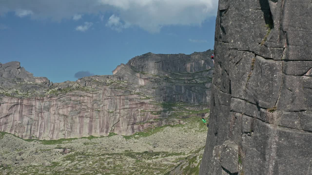 终极攀登:一个人征服雄伟山峰的惊心动魄的旅程视频素材