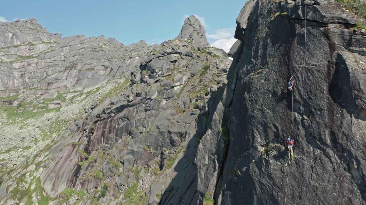 攀登新的高度:一个无畏的冒险家征服雄伟山峰的惊心动魄的旅程视频素材