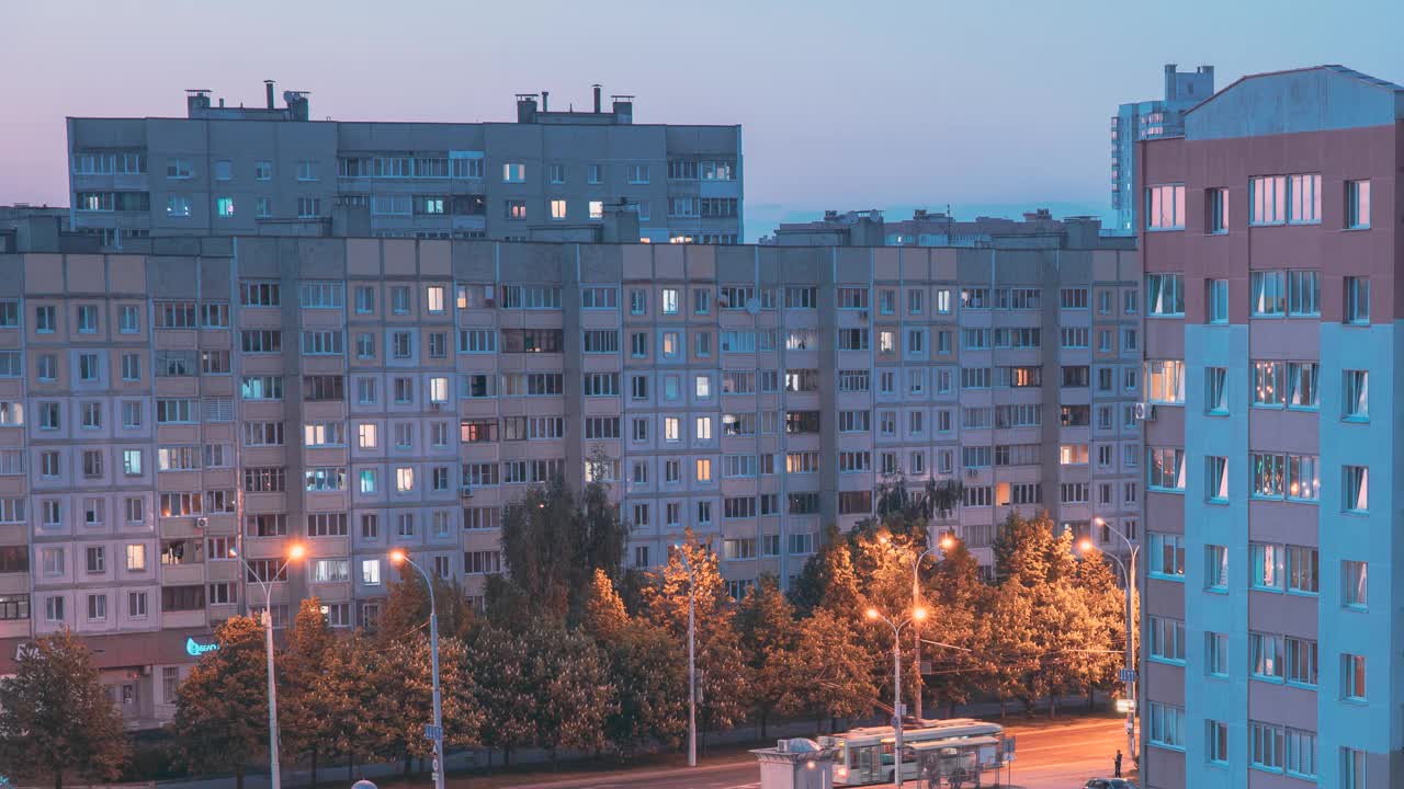 夜间灯光照明延时。高层房屋的延时夜景。城市交通和高层住宅。高架景观城市天际线。街头生活背景背景夜间延时视频素材