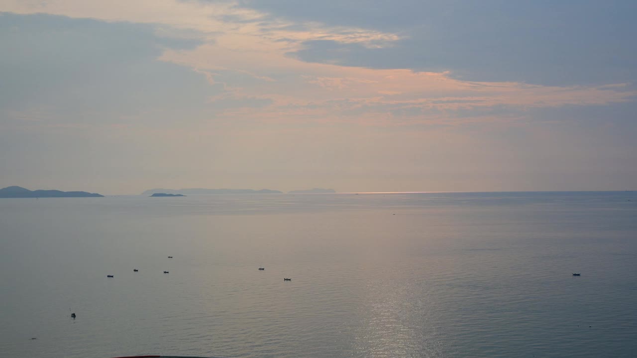 晚上的海洋和海景与蓝天，夏天的自然背景视频素材