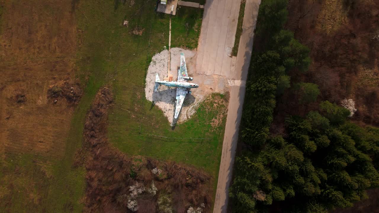 空中无人机在克罗地亚泽尔贾瓦空军基地拍摄的废弃飞机视频素材