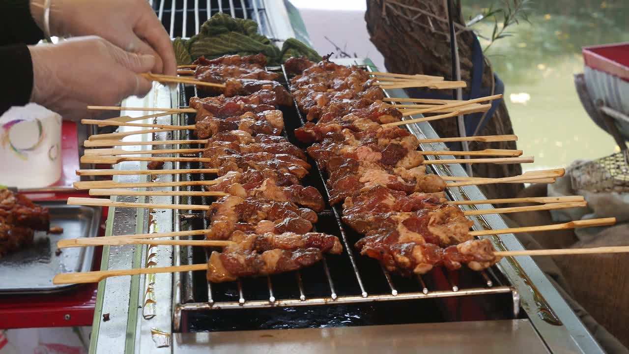 烤沙爹牛肉。视频下载