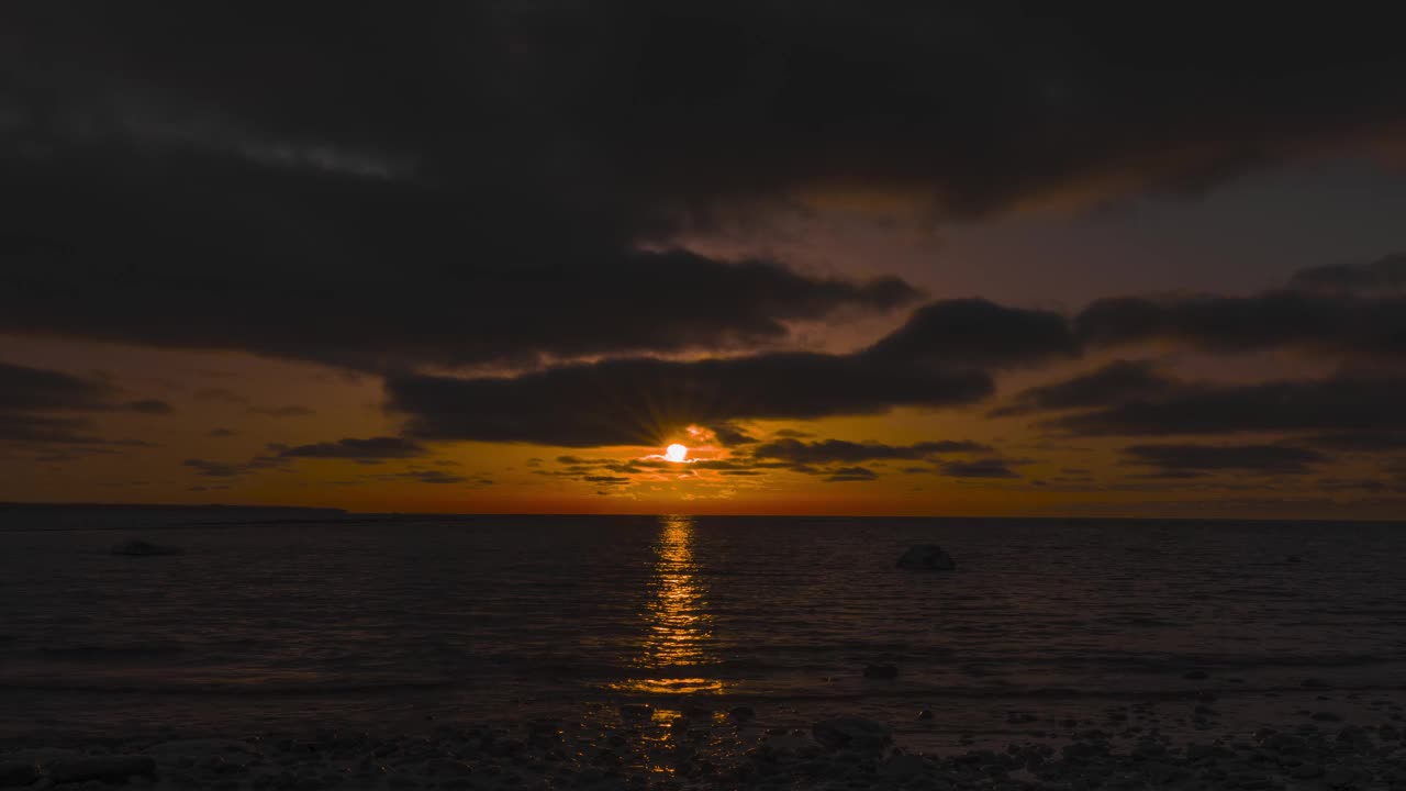 埃尔金港平静的湖面上的日落，云层划过天空，时间流逝视频素材