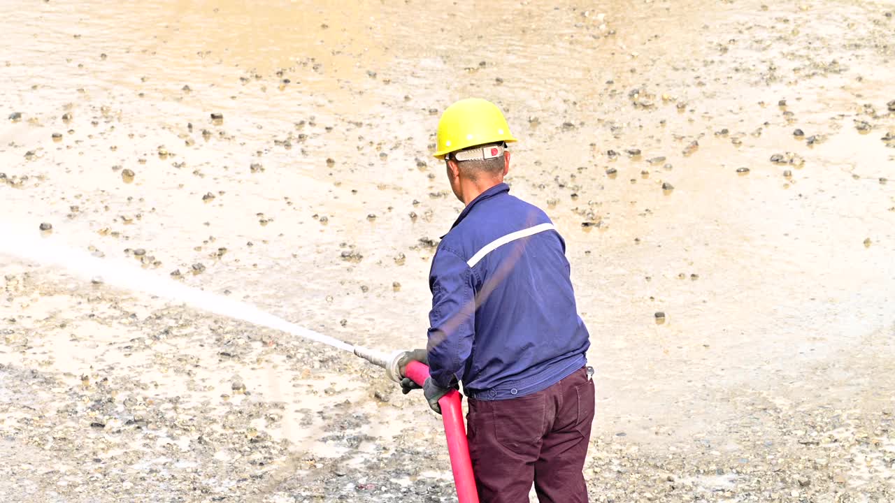 一个人在用水管清洁地面视频下载