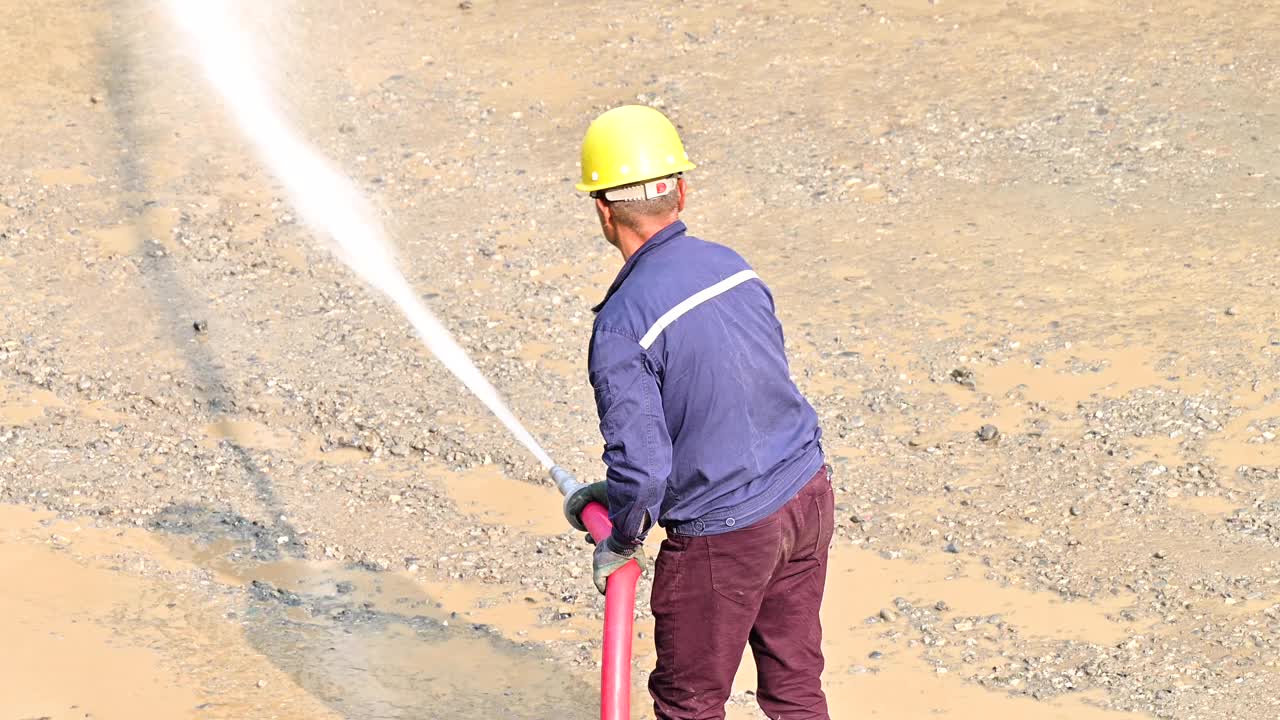 一个人在用水管清洁地面视频下载