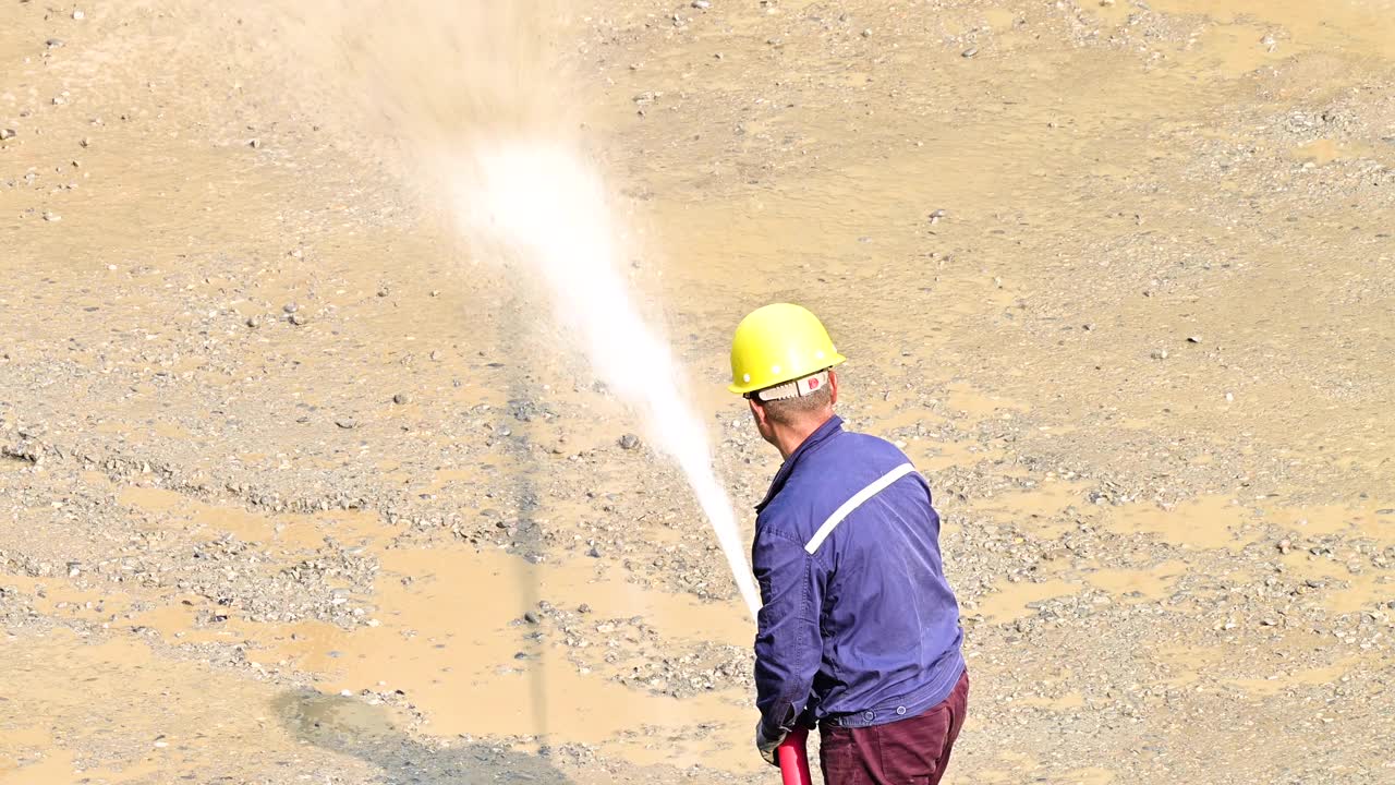 一个人在用水管清洁地面视频素材