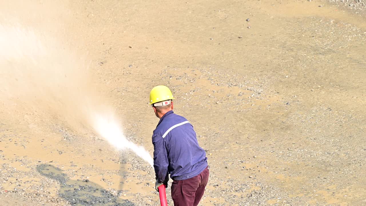 一个人在用水管清洁地面视频下载