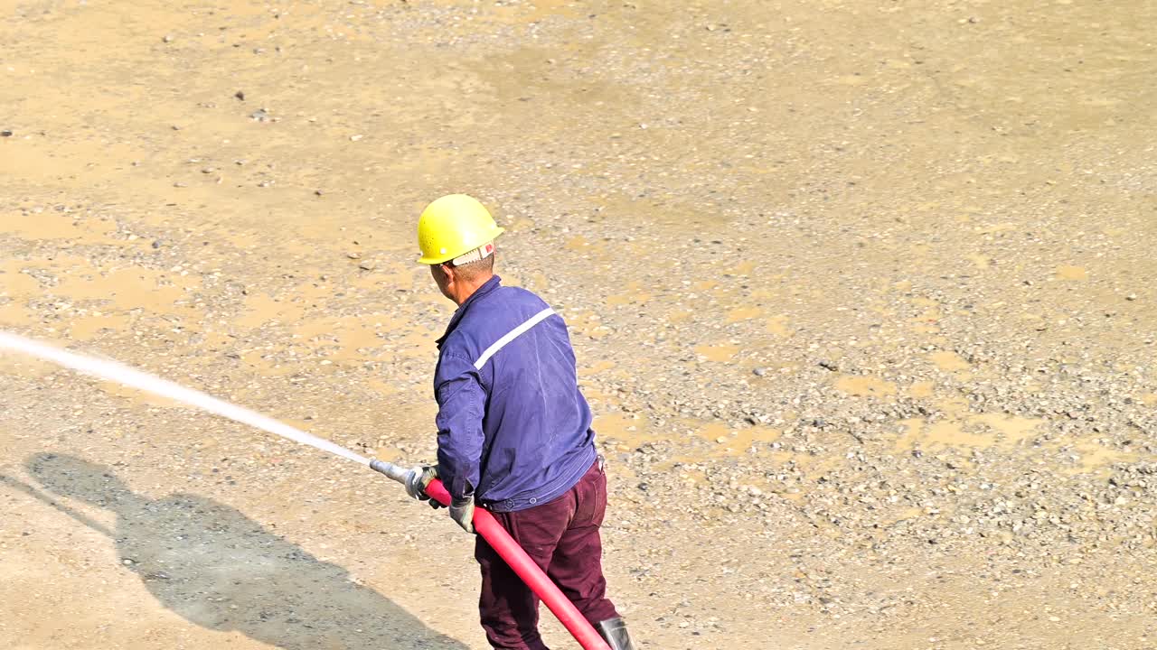 一个人在用水管清洁地面视频下载