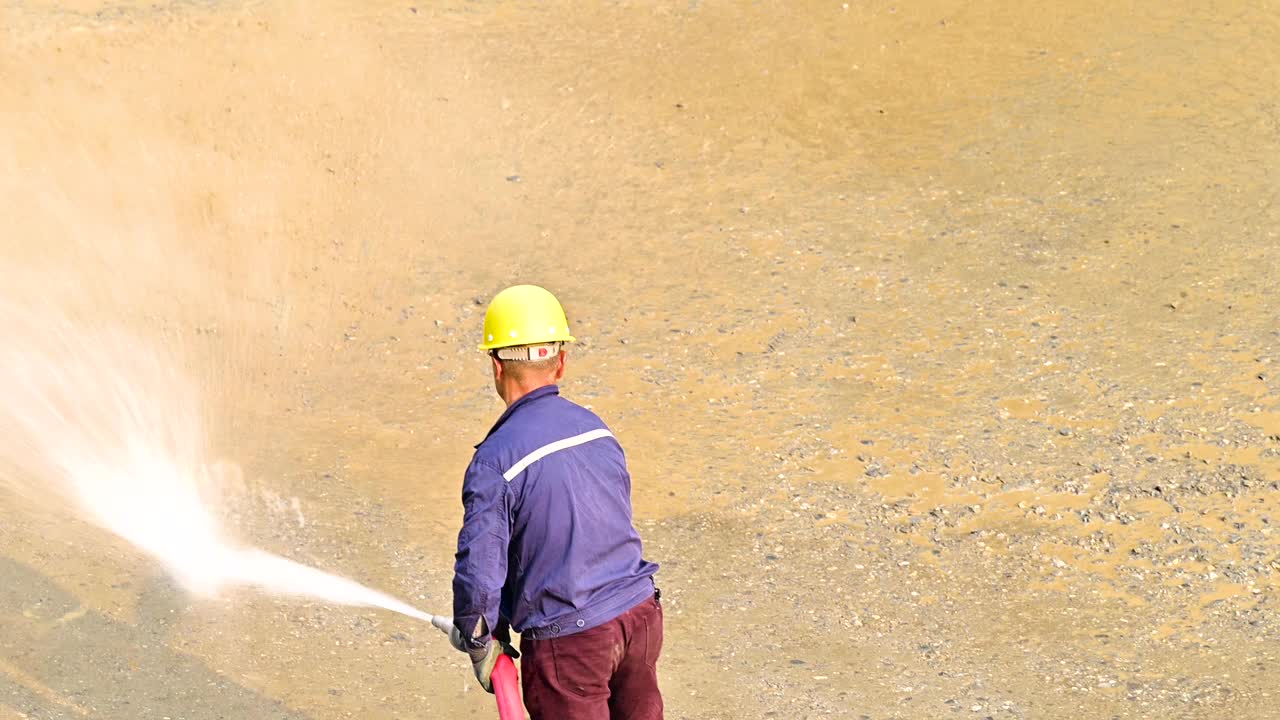 一个人在用水管清洁地面视频下载