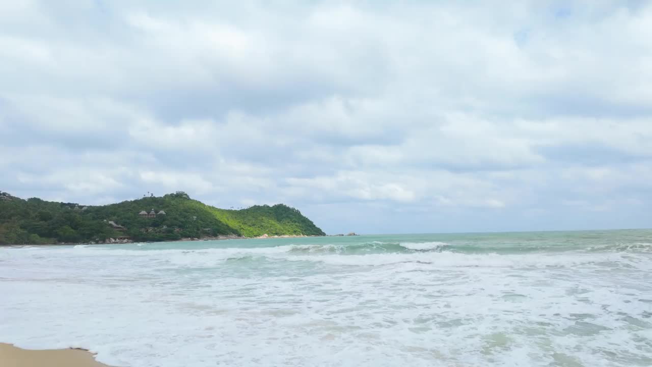 阴天在海滩:空海岸线，海，和波浪视频素材