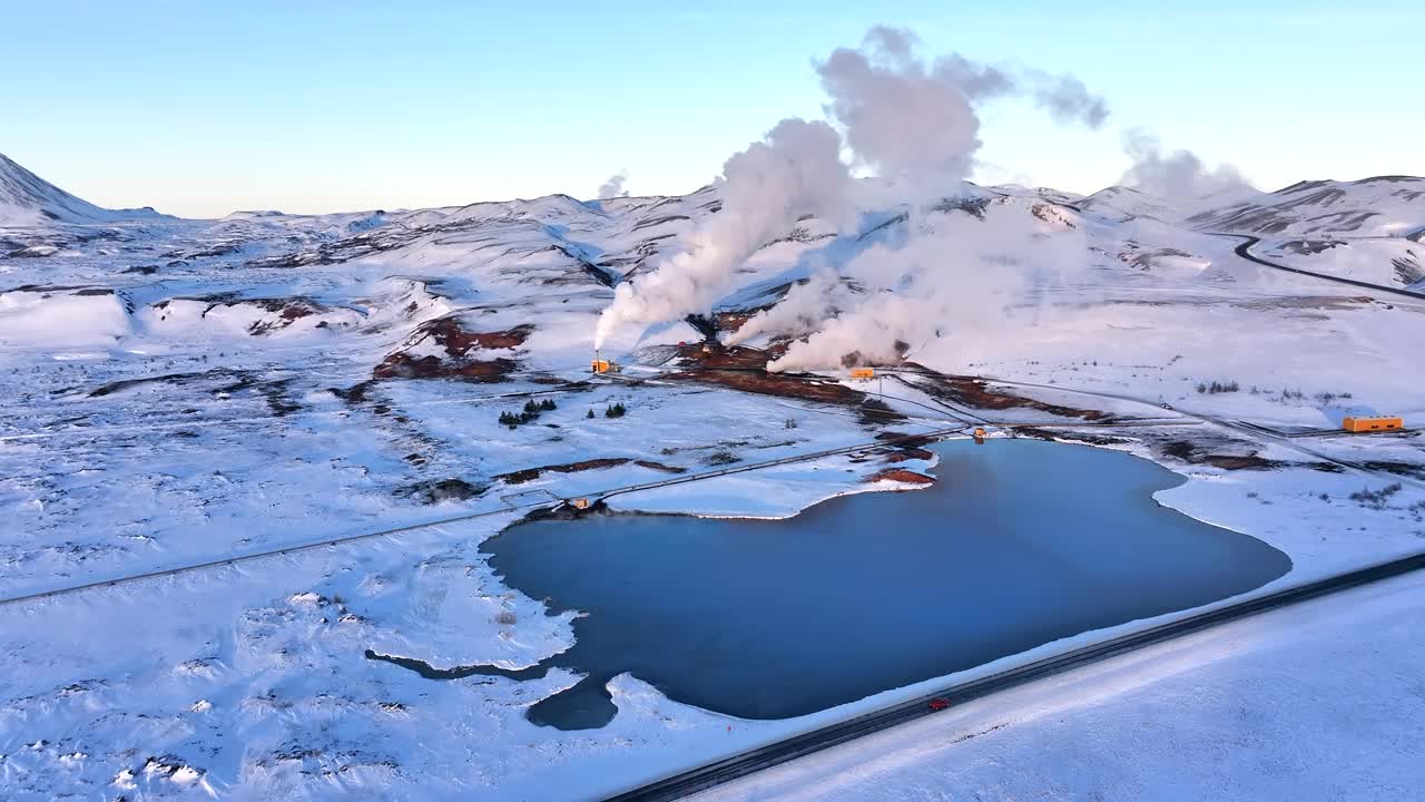 冰雪覆盖的地热景观和蒸汽喷口，冬季在Myvatn的湖边道路，鸟瞰图视频素材