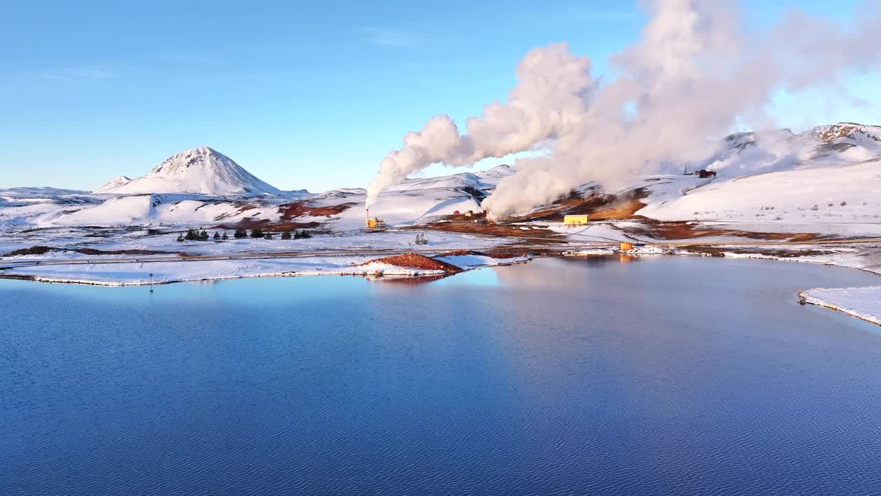 Myvatn地热区与蒸汽喷口在雪景，金色的光，鸟瞰图视频素材