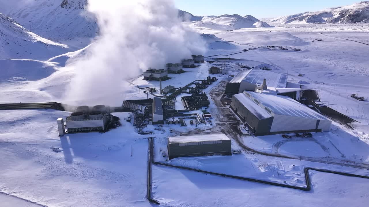 冰岛雪景中的地热发电厂，蒸汽上升，鸟瞰图视频素材