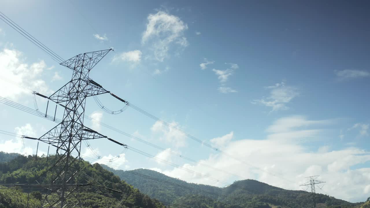 传输塔或电力塔鸟瞰图与天空背景。视频下载