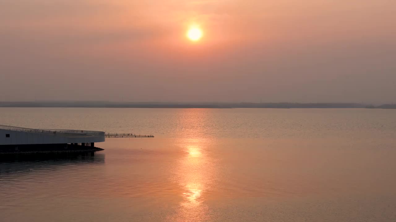 傍晚湖边的夕阳视频素材