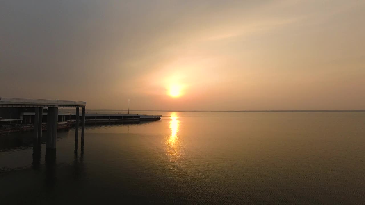 傍晚湖边的夕阳视频素材