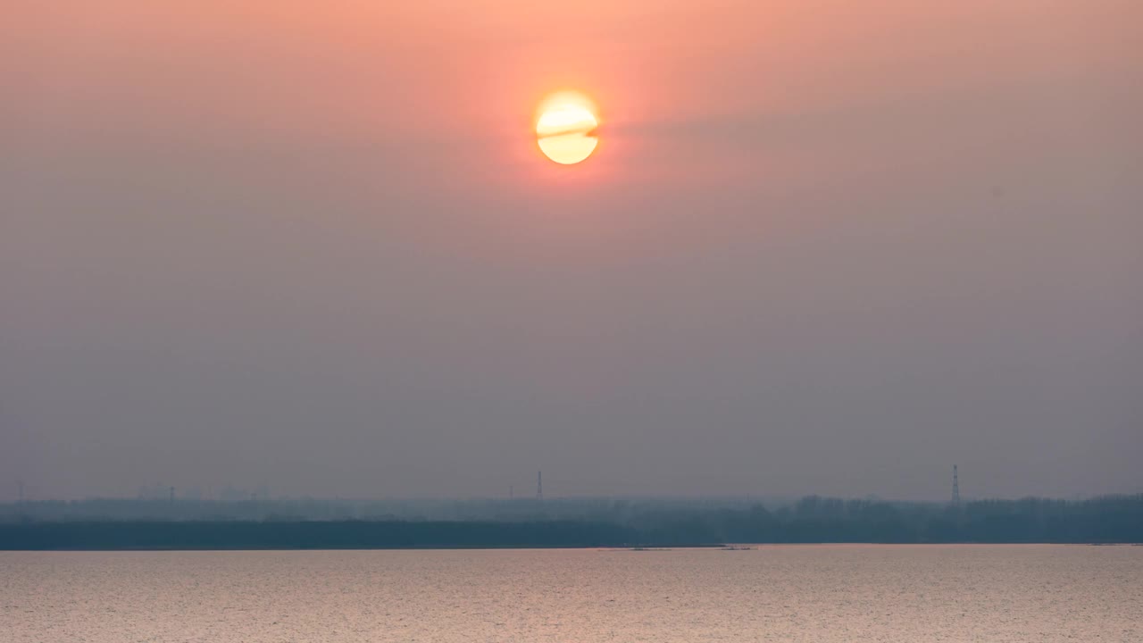 傍晚湖边的夕阳视频素材