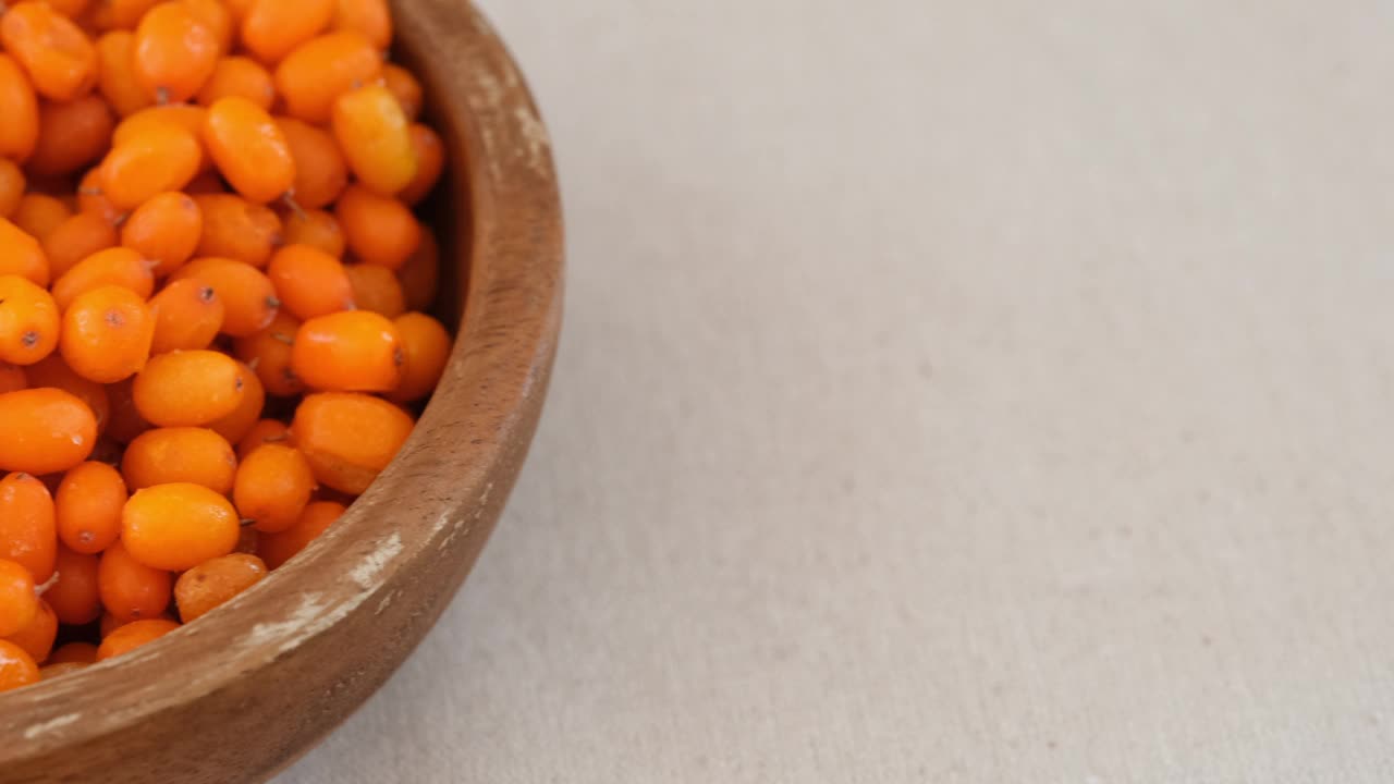 在木碗中冷冻成熟的沙棘浆果(Hippophae)视频素材