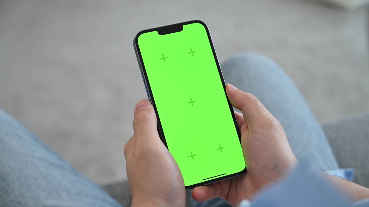男子在绿色智能手机屏幕上向右滑动的特写。移动应用，社交媒体，约会应用概念视频素材