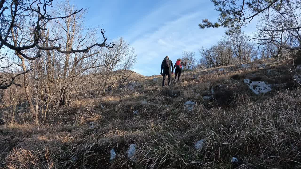 一对夫妇在山上徒步旅行视频素材