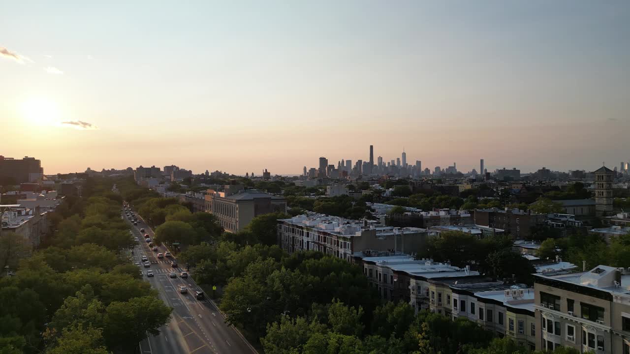 纽约，美国，日落时布鲁克林布什维克住宅区的景色。布鲁克林无人机录像。空中下降镜头。视频下载