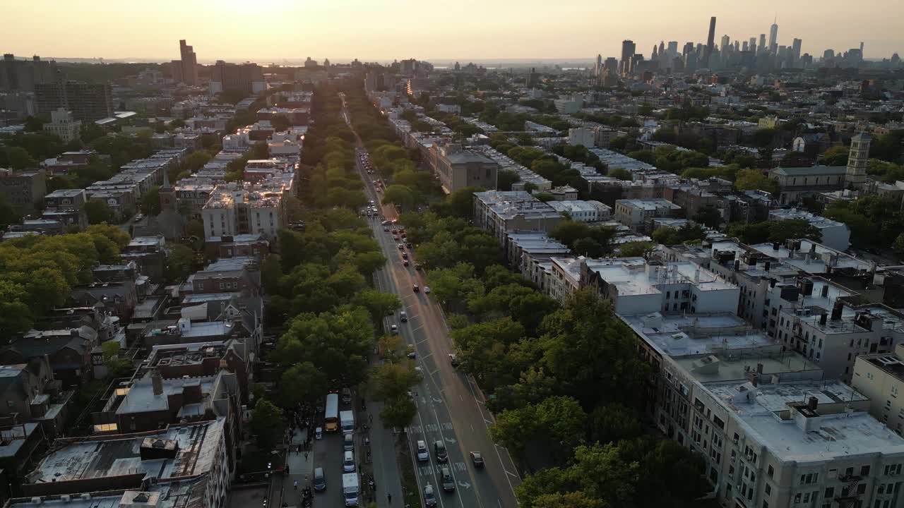 纽约，美国，日落时布鲁克林布什维克住宅区的景色。布鲁克林无人机录像。空中下降镜头。视频下载