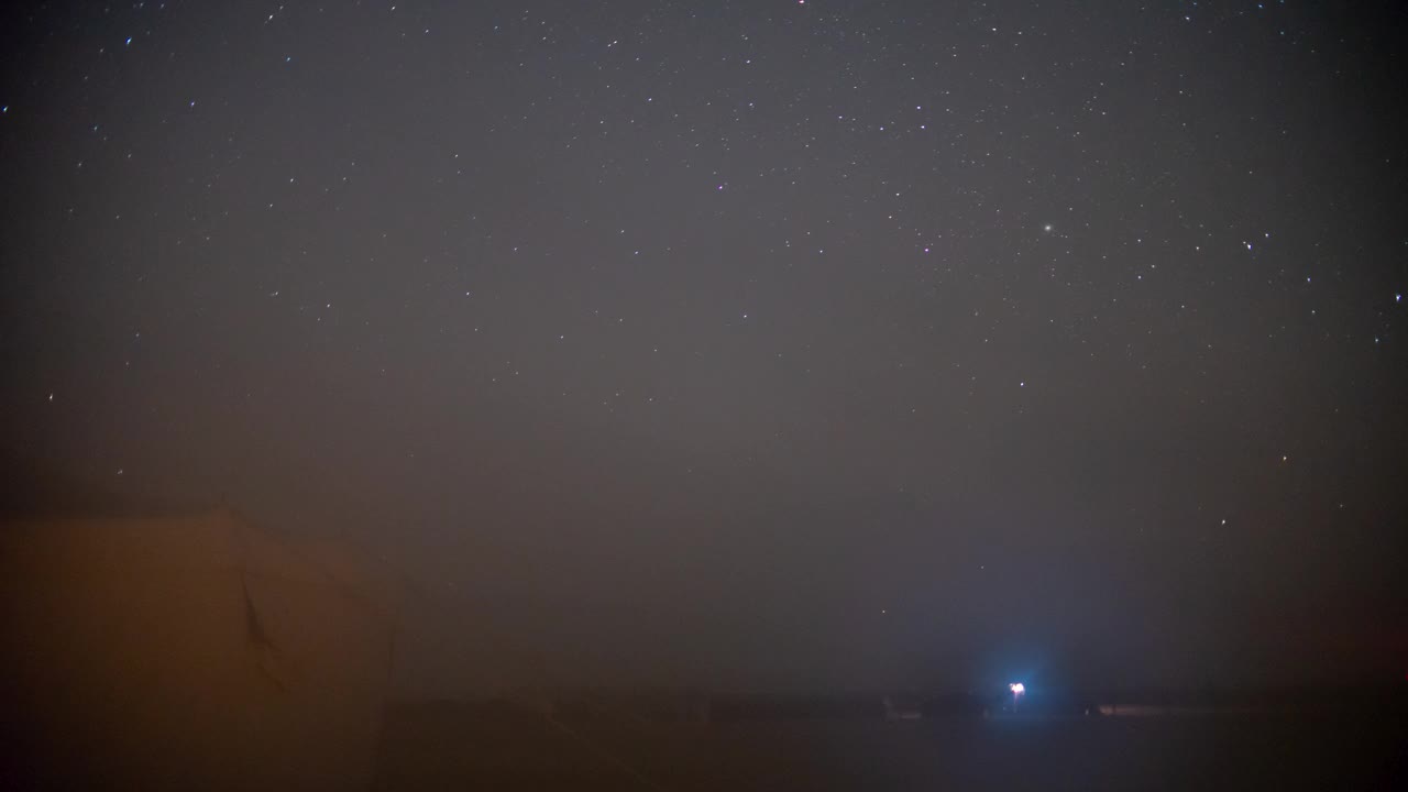 空旷的沙漠中骆驼农场营地上空夜空银河的流逝视频下载