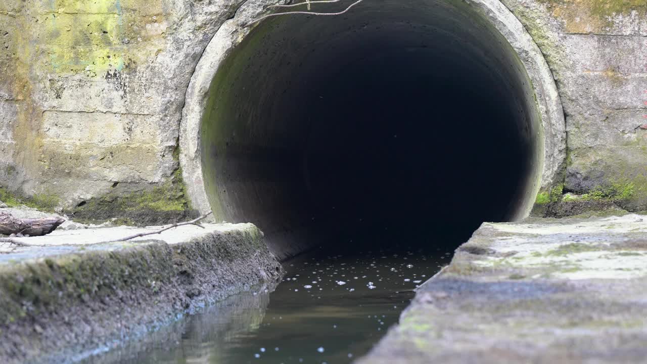 污水排水管，污水从集热器流出。环境污染视频素材