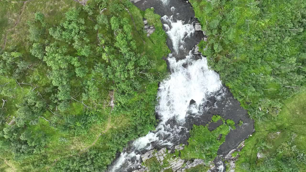 从上面俯瞰雄伟的山景视频素材