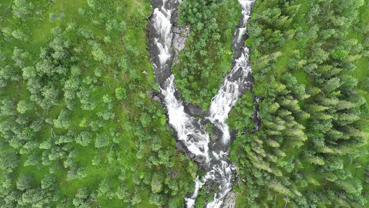 从上面俯瞰雄伟的山景视频素材