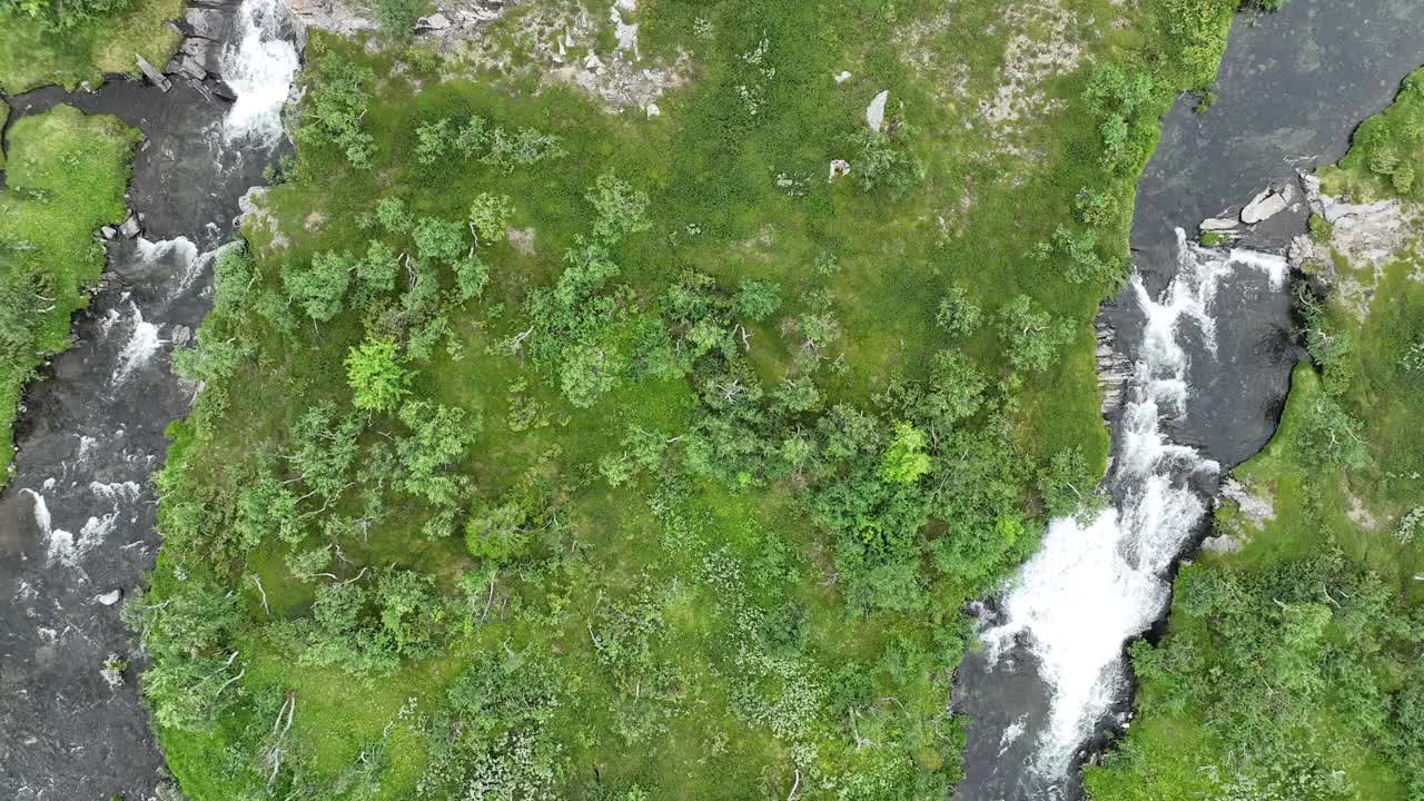 从上面俯瞰雄伟的山景视频素材