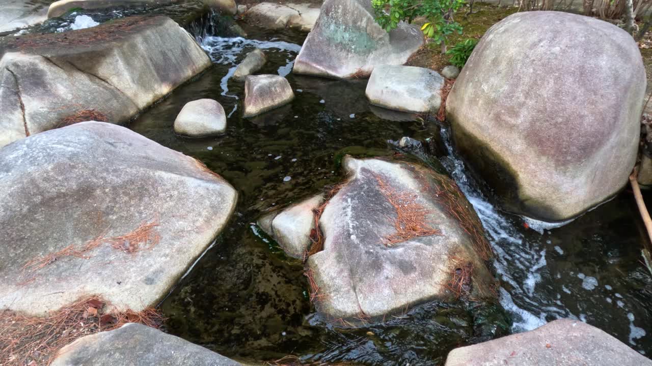 流过岩石的宁静溪流视频素材