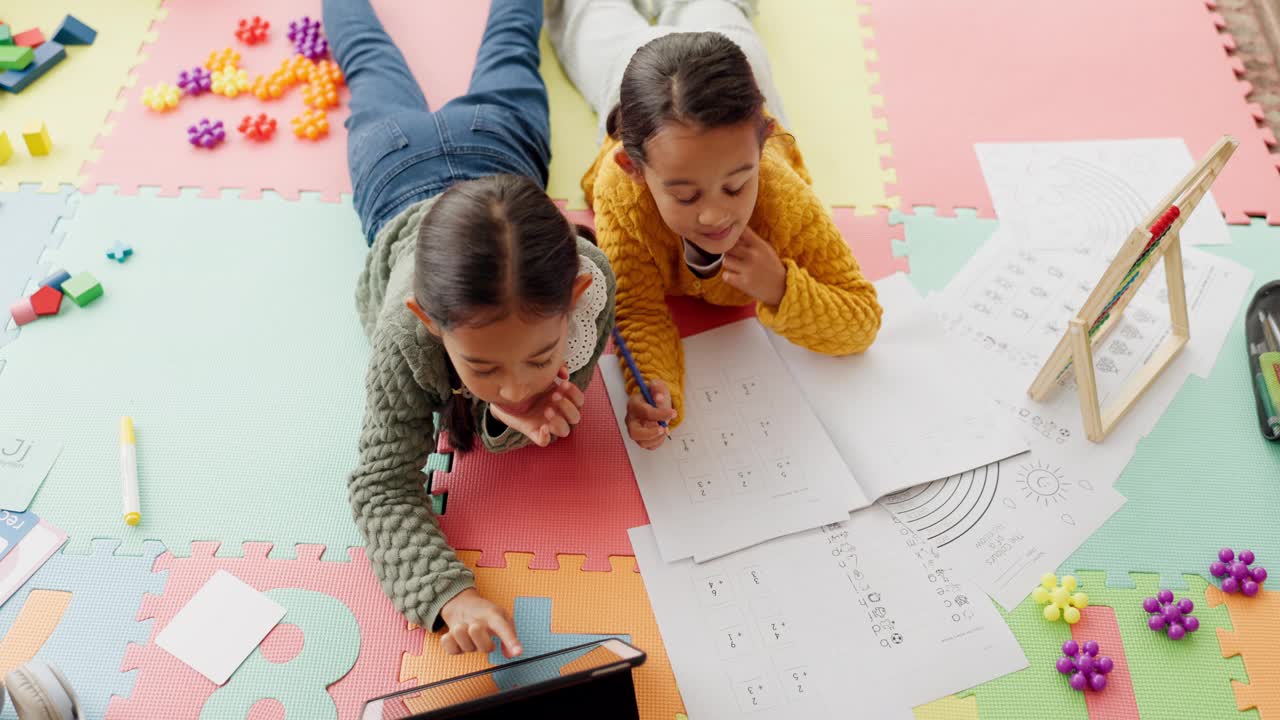 家庭学校，孩子们带着书和平板电脑在公寓里进行幼儿园在线课程和视频教育。家庭作业，数字教室，孩子们用互联网应用和笔记本一起学习。视频素材