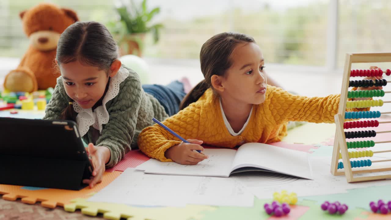 在线学习，孩子们带着家庭作业和平板电脑在公寓里上幼儿园的在线课，打算盘进行数学教育。家庭学校，数字教室，孩子们通过互联网，书籍和写作学习视频素材