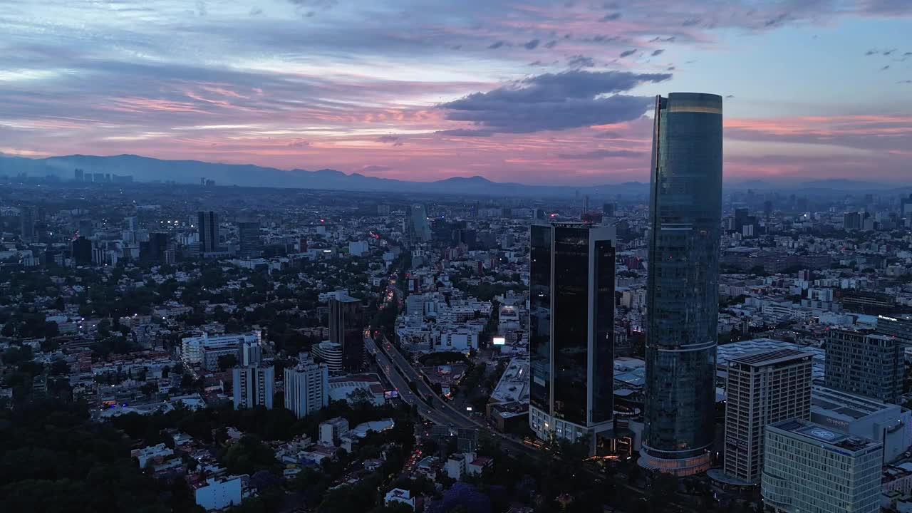 超延时拍摄的墨西哥城，科约阿坎上空泛红的黄昏，背景是摩天大楼视频素材