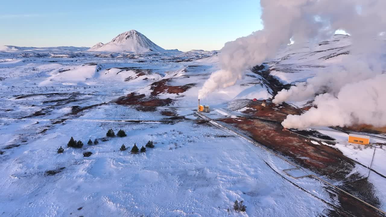 Myvatn被雪覆盖的地热发电厂，蒸汽在晴朗的天空下升起视频素材