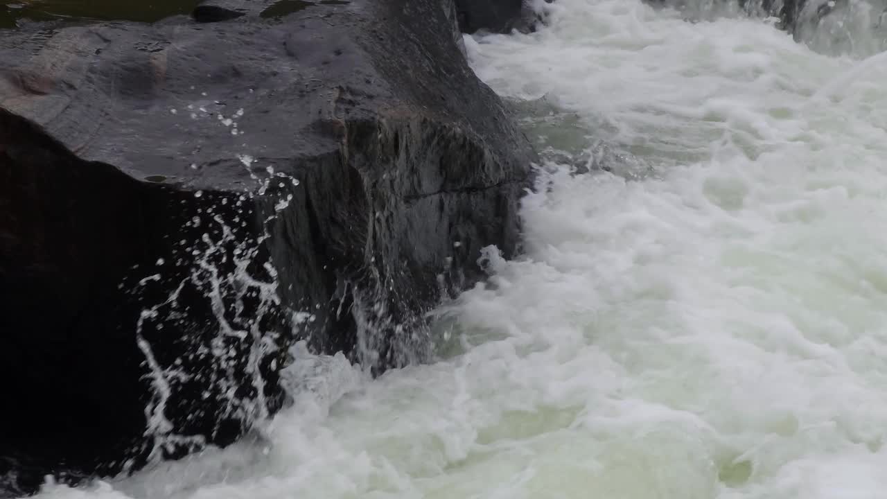 在爱沙尼亚，湍急的河水掠过岩石视频素材