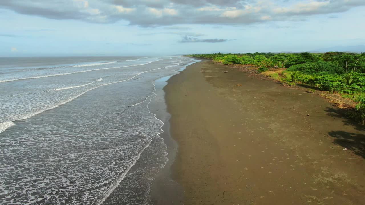 无人机视角，在哥斯达黎加靠近常绿森林的海岸线和海滩上空飞行，视频下载