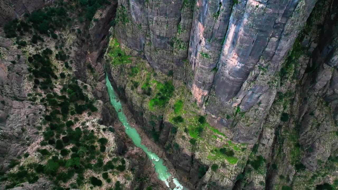 土耳其安塔利亚塔兹峡谷鸟瞰图，展示了崎岖的悬崖和绿松石河视频素材