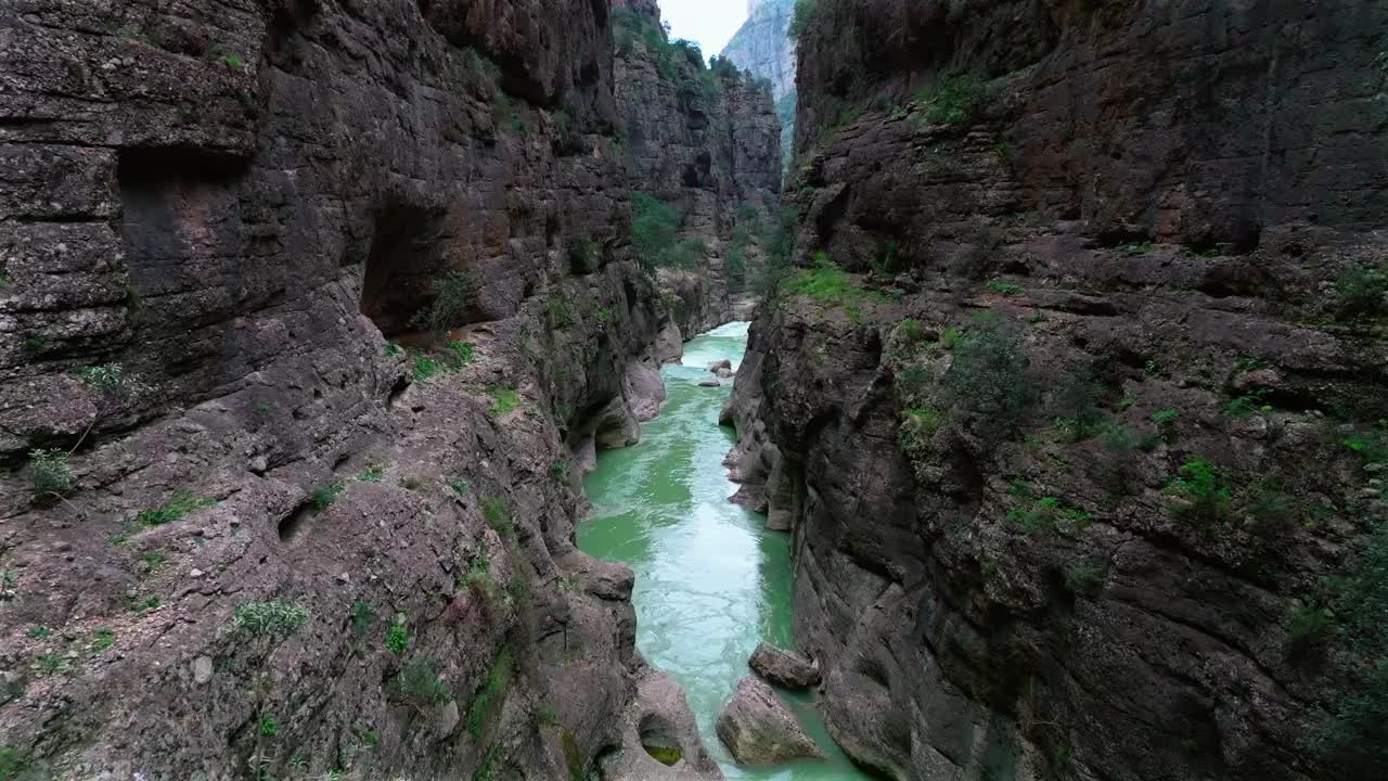 塔兹尔峡谷呈现出宁静的河流雕刻穿过崎岖的地形，在安塔利亚宁静的自然景观中由无人机从上方拍摄。视频下载