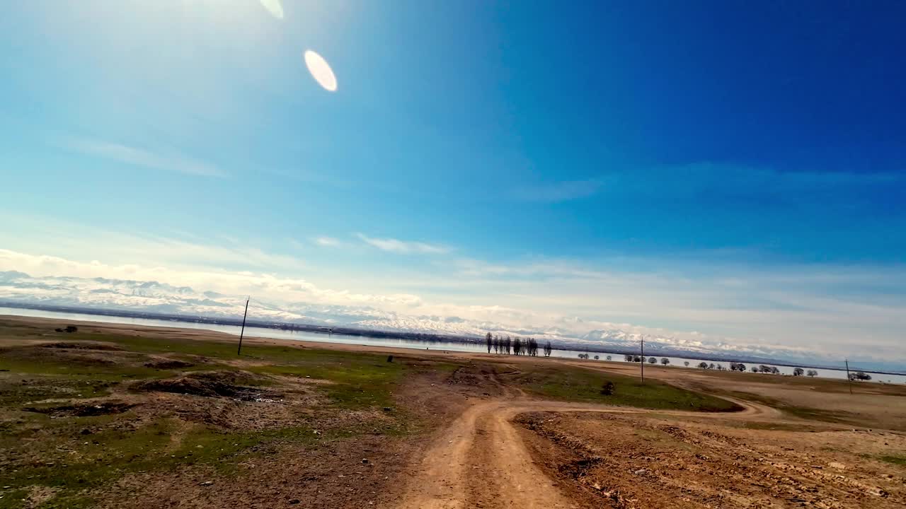 从村庄到湖岸的土路视频素材