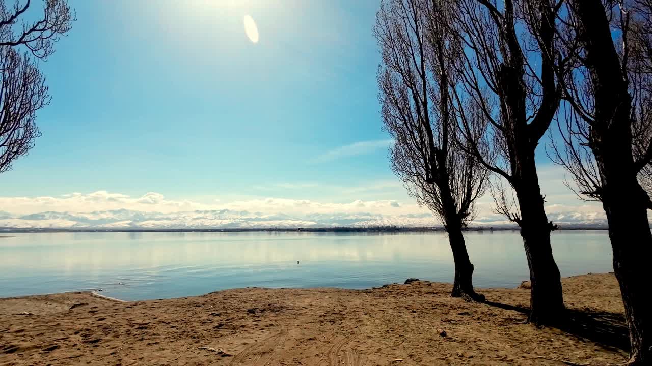 沿着湖上的沙子前进视频素材