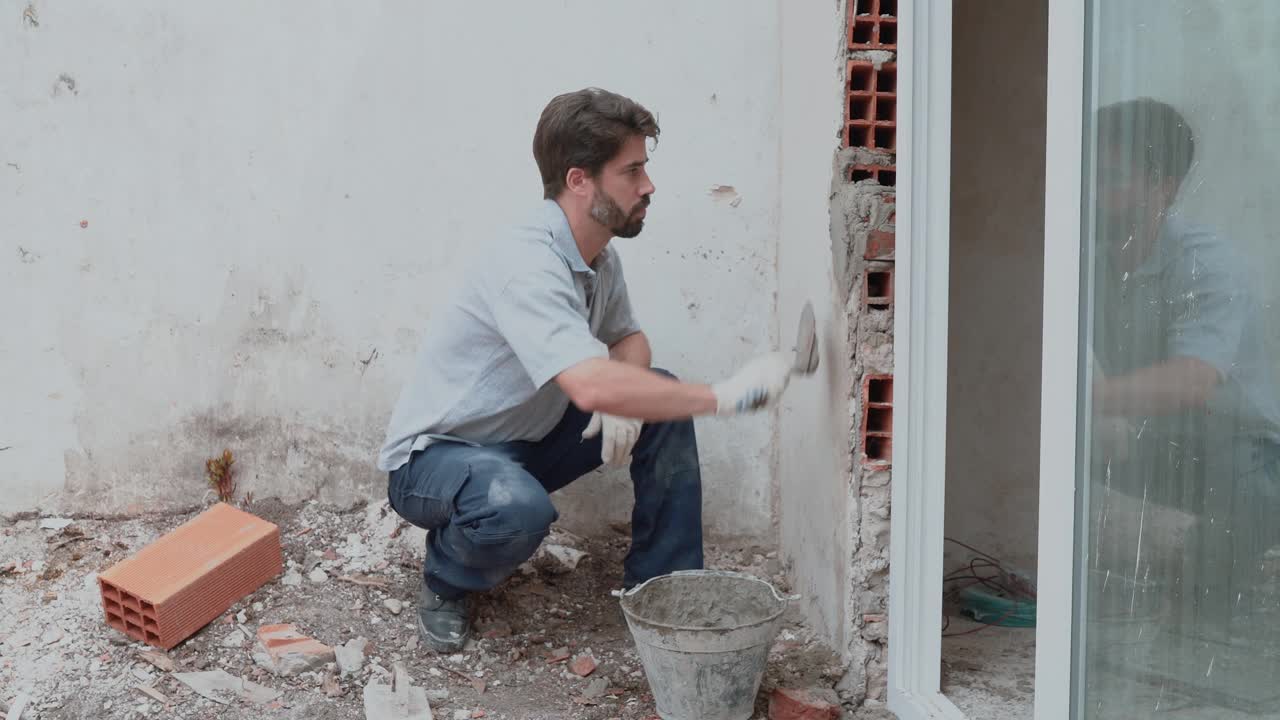 工地上的建筑工人拿着工具视频素材