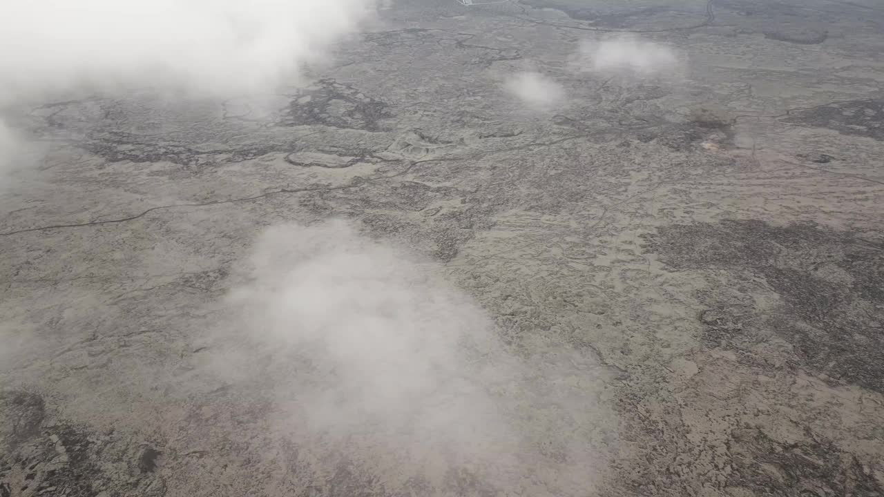 冰岛南部雷克雅内斯半岛熔岩场上空的缕缕云。空中拍摄视频素材