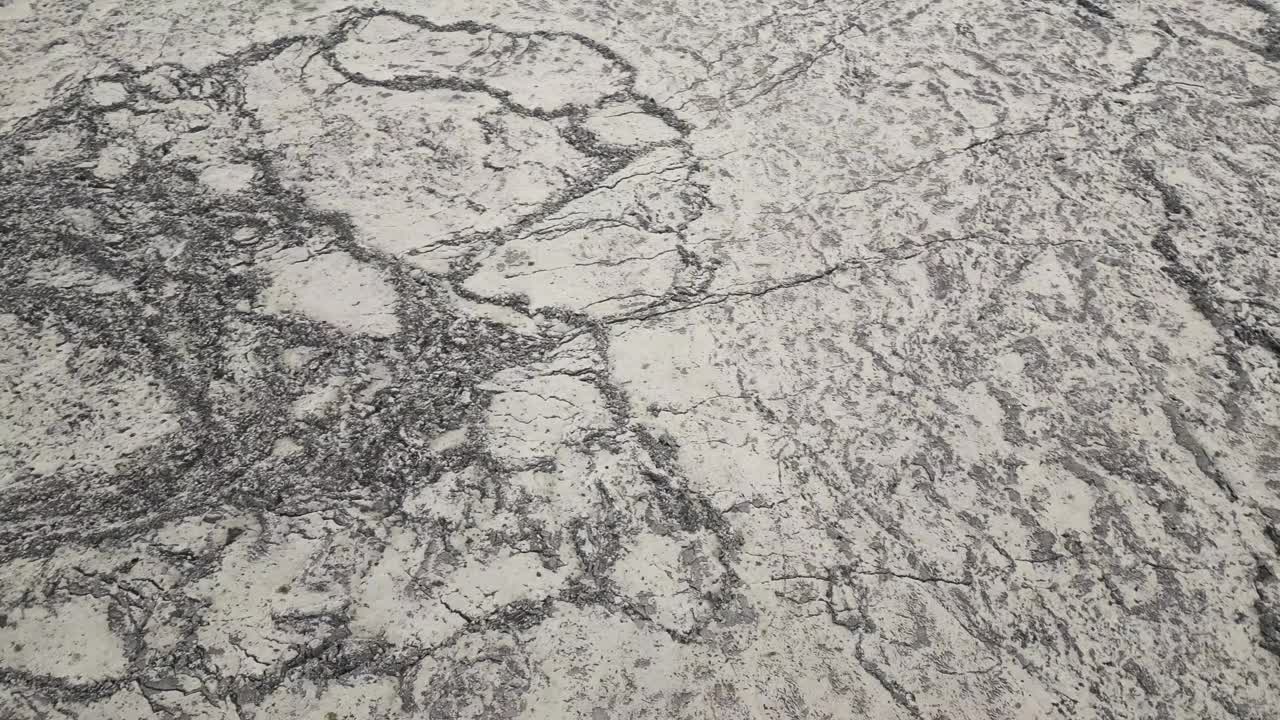 冰岛南部雷克雅内斯半岛上一片荒芜的熔岩地带。无人机航拍视频素材